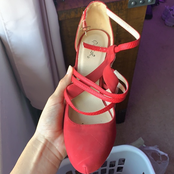 Cute red strappy shoes.They are a size 7.5! - Picture 2 of 3